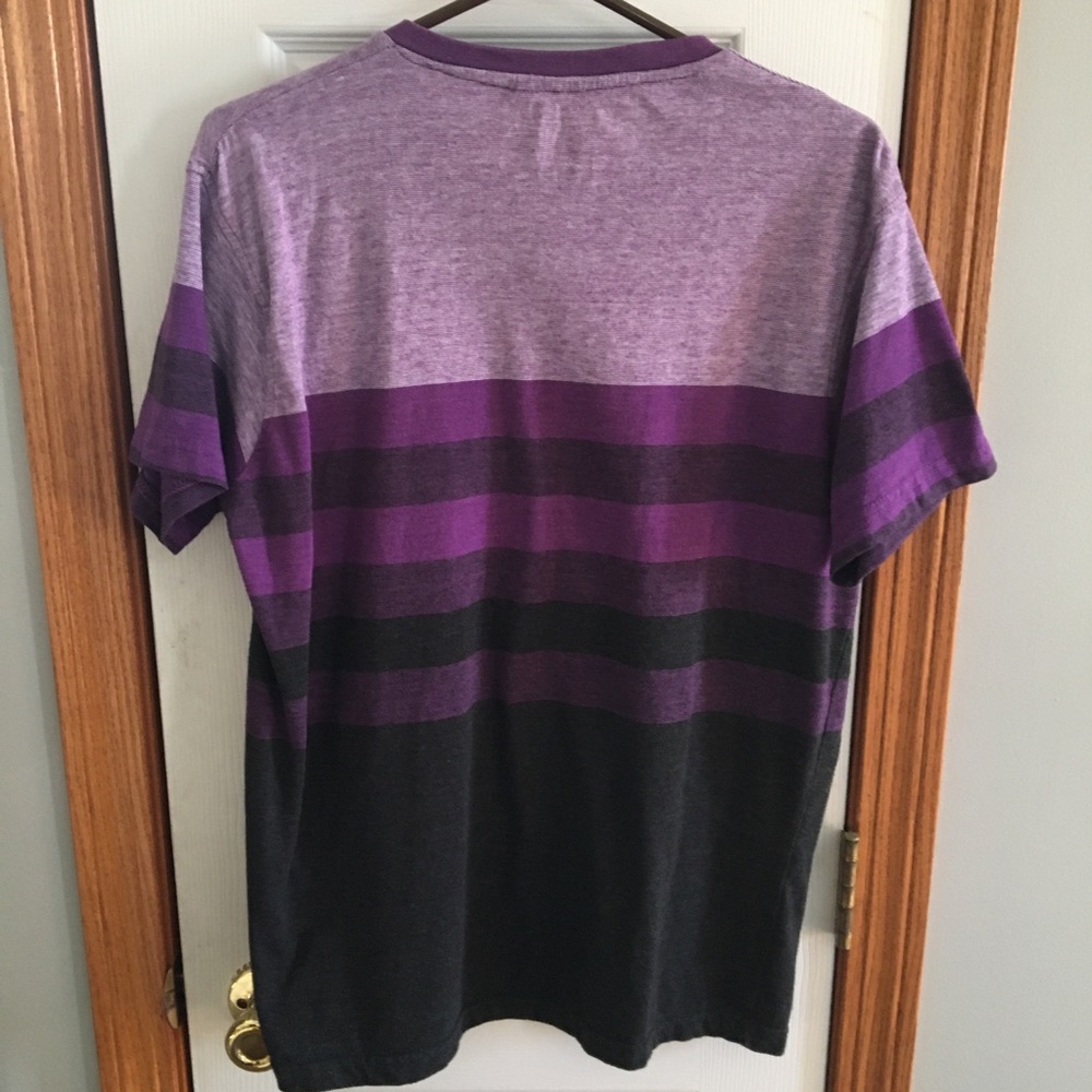 Straightfaded V-Neck Large T-Shirt - Picture 4 of 4